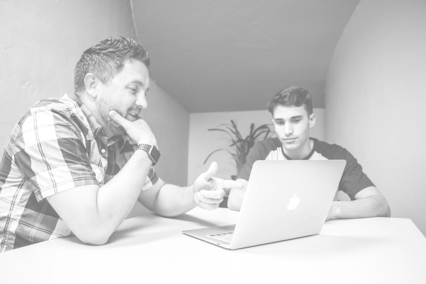 Studio di sviluppo con workstation per modellazione 3D