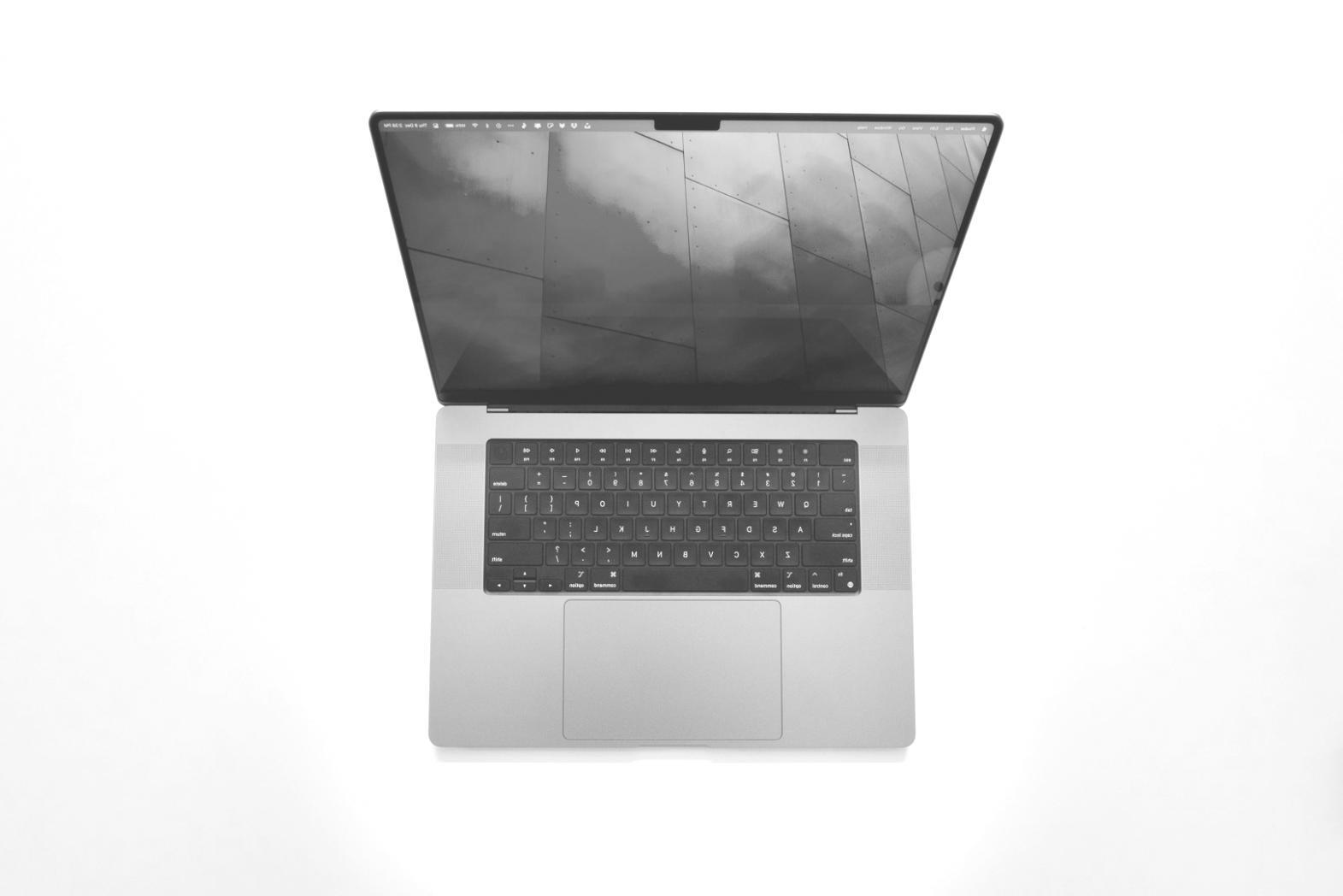 Workspace di sviluppo 3D con multiple finestre di software aperte